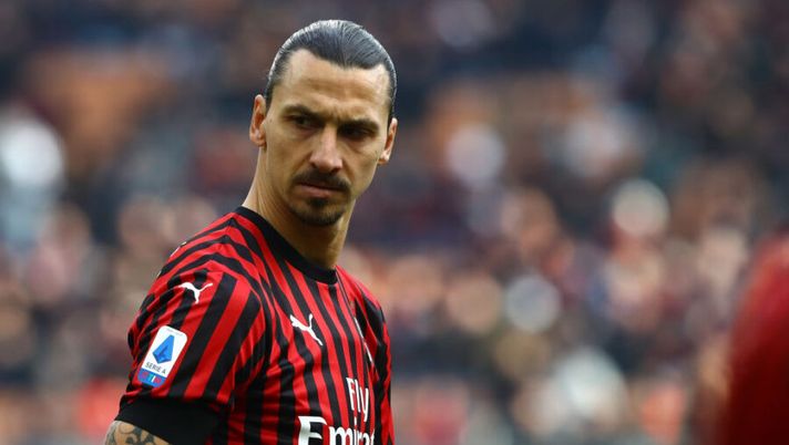 MILAN, ITALY - JANUARY 19: Zlatan Ibrahimovic of AC Milan looks on during the Serie A match between AC Milan and Udinese Calcio at Stadio Giuseppe Meazza on January 19, 2020 in Milan, Italy. (Photo by Marco Luzzani/Getty Images) Gazzetta: “In quale partita torna in campo Ibra se tutto filerà liscio” - immagine 1