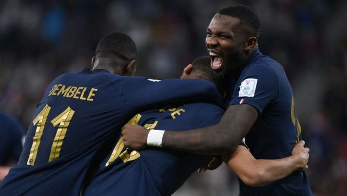 France's forward #10 Kylian Mbappe (C) celebrates scoring his team's second goal with France's forward #11 Ousmane Dembele (L) and France's forward #26 Marcus Thuram during the Qatar 2022 World Cup round of 16 football match between France and Poland at the Al-Thumama Stadium in Doha on December 4, 2022. (Photo by FRANCK FIFE / AFP) (Photo by FRANCK FIFE/AFP via Getty Images) HERE WE GO – Thuram, l’Inter e tutta la verità sull’agente: perché a gennaio… - immagine 1