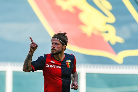 GENOA, ITALY - JULY 12: Lasse Schone of Genoa celebrates after scoring a goal on a free kick during the Serie A match between Genoa CFC and SPAL at Stadio Luigi Ferraris on July 12, 2020 in Genoa, Italy. (Photo by Paolo Rattini/Getty Images) GENOA, ITALY - JULY 12: Lasse Schone of Genoa celebrates after scoring a goal on a free kick during the Serie A match between Genoa CFC and SPAL at Stadio Luigi Ferraris on July 12, 2020 in Genoa, Italy. (Photo by Paolo Rattini/Getty Images)