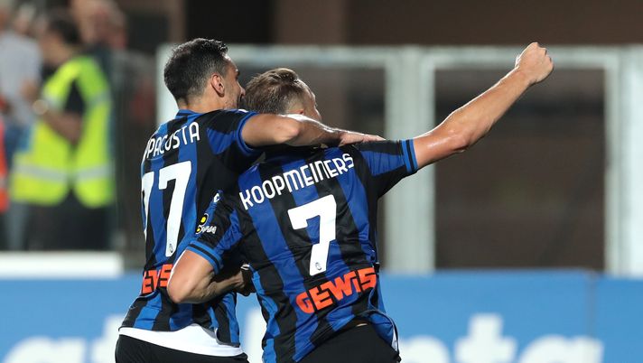 BERGAMO, ITALY - SEPTEMBER 01: Teun Koopmeiners of Atalanta BC celebrates with teammate Davide Zappacosta after scoring their side's second goal during the Serie A match between Atalanta BC and Torino FC at Gewiss Stadium on September 01, 2022 in Bergamo, Italy. (Photo by Emilio Andreoli/Getty Images) Non solo Zapata: l’Atalanta recupera un altro giocatore, ex obiettivo viola - immagine 1