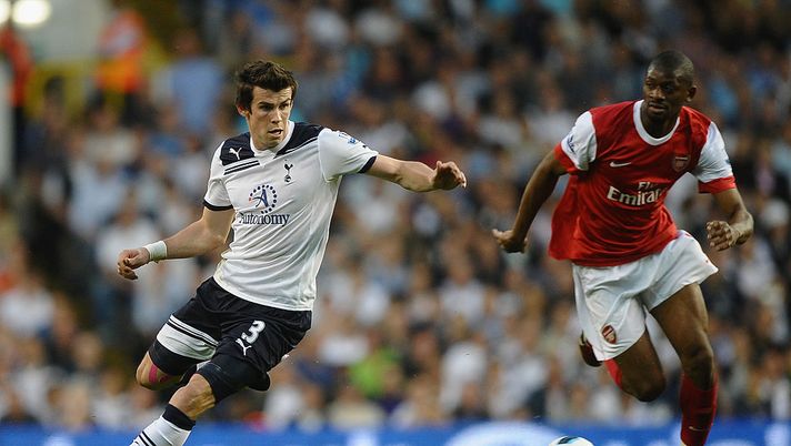 LONDON, ENGLAND - APRIL 20: Gareth Bale of Spurs is pursued by Abou Diaby of Arsenal during the Barclays Premier League match between Tottenham Hotspur and Arsenal at White Hart Lane on April 20, 2011 in London, England. (Photo by Laurence Griffiths/Getty Images) Arsenal, la confessione di Arsene Wenger: “Fu un grosso errore non prendere Bale” - immagine 1
