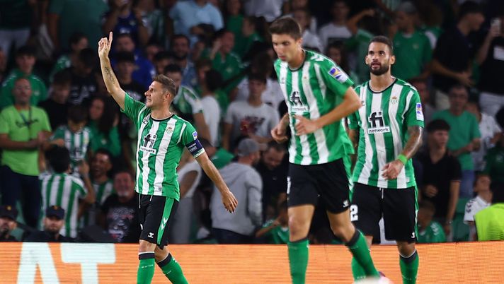 SEVILLE, SPAIN - SEPTEMBER 15: Joaquin of Real Betis celebrates after scoring their side's second goal during the UEFA Europa League group C match between Real Betis and PFC Ludogorets Razgrad at Estadio Benito Villamarin on September 15, 2022 in Seville, Spain. (Photo by Fran Santiago/Getty Images) Betis, Joaquin, gol e record: “Quando ho calciato ho capito che sarebbe entrata” - immagine 1