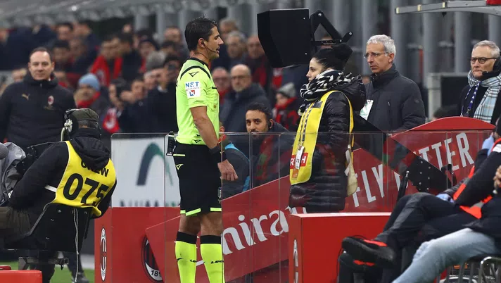 15 dicembre 2019, Milan-Sassuolo 0-0: l'arbitro Gianluca Manganiello al VAR (credits: GETTY Images)