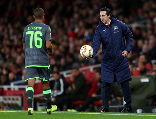 LONDON, ENGLAND - NOVEMBER 08: Unai Emery, Manager of Arsenal hands the match ball to Bruno Gaspar of Sporting CP during the UEFA Europa League Group E match between Arsenal and Sporting CP at Emirates Stadium on November 8, 2018 in London, United Kingdom. (Photo by Clive Rose/Getty Images) LONDON, ENGLAND - NOVEMBER 08: Unai Emery, Manager of Arsenal hands the match ball to Bruno Gaspar of Sporting CP during the UEFA Europa League Group E match between Arsenal and Sporting CP at Emirates Stadium on November 8, 2018 in London, United Kingdom. (Photo by Clive Rose/Getty Images)