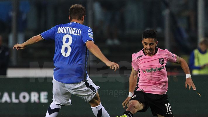 BRESCIA, ITALY - SEPTEMBER 02: Igor Coronado (R) of US Citta di Palermo is challenged by Alessandro Martinelli (L) of Brescia Calcio during the Serie B between Brescia Calcio and US Citta di Palermo at Stadio Mario Rigamonti on September 2, 2017 in Brescia, Italy. (Photo by Marco Luzzani/Getty Images) BRESCIA, ITALY - SEPTEMBER 02: Igor Coronado (R) of US Citta di Palermo is challenged by Alessandro Martinelli (L) of Brescia Calcio during the Serie B between Brescia Calcio and US Citta di Palermo at Stadio Mario Rigamonti on September 2, 2017 in Brescia, Italy. (Photo by Marco Luzzani/Getty Images)