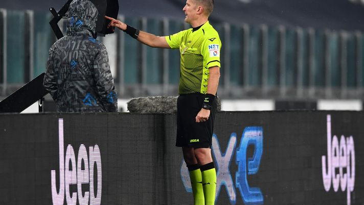 TURIN, ITALY - DECEMBER 05: Referee Daniele Orsato checks the pitchside monitor during a VAR review before disallowing the goal scored by Juan Cuadrado of Juventus F.C. (not in picture) for offside during the Serie A match between Juventus and Torino FC at Allianz Stadium on December 05, 2020 in Turin, Italy. Football Stadiums around Italy remain empty due to the Coronavirus Pandemic as Government social distancing laws prohibit fans inside venues resulting in fixtures being played behind closed doors. (Photo by Valerio Pennicino/Getty Images) TURIN, ITALY - DECEMBER 05: Referee Daniele Orsato checks the pitchside monitor during a VAR review before disallowing the goal scored by Juan Cuadrado of Juventus F.C. (not in picture) for offside during the Serie A match between Juventus and Torino FC at Allianz Stadium on December 05, 2020 in Turin, Italy. Football Stadiums around Italy remain empty due to the Coronavirus Pandemic as Government social distancing laws prohibit fans inside venues resulting in fixtures being played behind closed doors. (Photo by Valerio Pennicino/Getty Images)