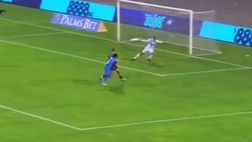 Come Renè Higuita, la paratona dell’anno! Il portiere bulgaro devia di testa un gran tiro da fuori