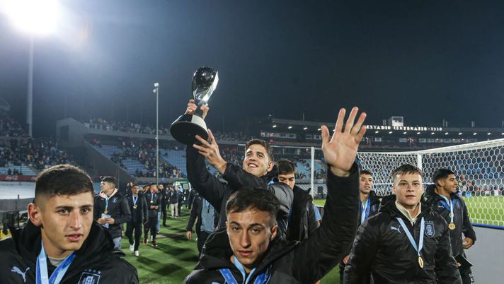 MONTEVIDEO, URUGUAY - JUNE 14: Facundo Gonzalez of U20 Uruguay holds the trophy for fans after winning the 2023 FIFA U20 World Cup prior to an international friendly match between Uruguay and Nicaragua at Centenario Stadium on June 14, 2023 in Montevideo, Uruguay. Uruguay won for the first time in its history the FIFA U20 World Cup on June 11, 2023. (Photo by Ernesto Ryan/Getty Images) Di Marzio: “Juve, definita l’operazione Facundo Gonzalez: ma andrà in prestito in questo club” - immagine 1