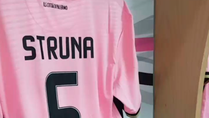Palermo-Perugia: immagini dallo spogliatoio rosanero, ecco le maglie che userà la squadra di Tedino  Palermo-Perugia: immagini dallo spogliatoio rosanero, ecco le maglie che userà la squadra di Tedino