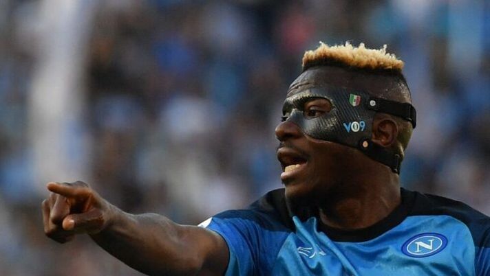 Napoli's Nigerian forward Victor Osimhen gestures during the Italian Serie A football match between SSC Napoli and Fiorentina on May 7, 2023 at the Diego-Maradona stadium in Naples. - Napoli makes their first appearance in front of their home fans on May 7 since becoming Italian champions for the first time since 1990 when they host Fiorentina. (Photo by Tiziana FABI / AFP) (Photo by TIZIANA FABI/AFP via Getty Images) De Laurentiis: “Osimhen deve restare, d’accordo sul rinnovo in linea di massima! Se offrono…” - immagine 1