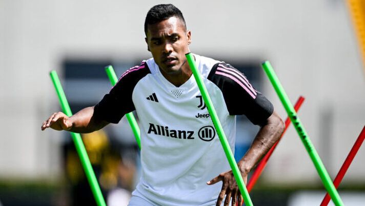 LOS ANGELES, CALIFORNIA - JULY 25: Alex Sandro of Juventus during a training session on July 25, 2023 in Los Angeles, California. (Photo by Daniele Badolato - Juventus FC/Juventus FC via Getty Images) DAI CAMPI – Ebosele, A. Sandro, Osimhen, Zaccagni, CDK, Pulisic, Leao, Lazovic, Retegui: le novità - immagine 1