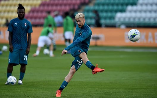 TALLAGHT, IRELAND - SEPTEMBER 17: Alexis Saelemaekers of AC Milan warms up prior to the UEFA Europa League second qualifying round match between Shamrock Rovers and AC Milan at Tallaght Stadium on September 17, 2020 in Tallaght, Ireland. (Photo by Charles McQuillan/Getty Images) TALLAGHT, IRELAND - SEPTEMBER 17: Alexis Saelemaekers of AC Milan warms up prior to the UEFA Europa League second qualifying round match between Shamrock Rovers and AC Milan at Tallaght Stadium on September 17, 2020 in Tallaght, Ireland. (Photo by Charles McQuillan/Getty Images)