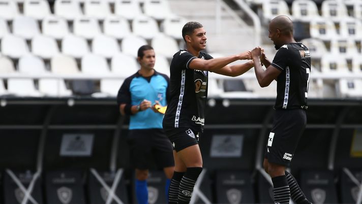 RIO DE JANEIRO, BRAZIL - JUNE 28: Luis Henrique of Botafogo celebrates with his teammate Ruan Renato after scoring the fourth goal of his team during the match between Botafogo and Cabofriense as part of the Carioca State Championship at Nilton Santos Stadium (aka Engenhao Stadium) on June 28, 2020 in Rio de Janeiro, Brazil. The match is played behind closed doors and further precautionary measures against the coronavirus (COVID - 19) Pandemic. (Photo by Buda Mendes/Getty Images) Calciomercato Torino, c’è l’accordo con l’OM per Luis Henrique: i dettagli - immagine 1