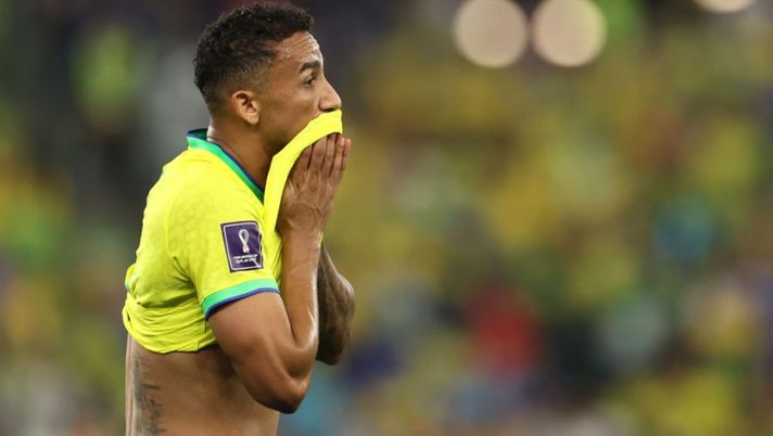 DOHA, QATAR - DECEMBER 05: Danilo of Brazil reacts as he is substituted during the FIFA World Cup Qatar 2022 Round of 16 match between Brazil and South Korea at Stadium 974 on December 05, 2022 in Doha, Qatar. (Photo by Francois Nel/Getty Images) Danilo: “La caviglia sta bene, grazie allo staff. Croazia, conosco Brozovic” - immagine 1