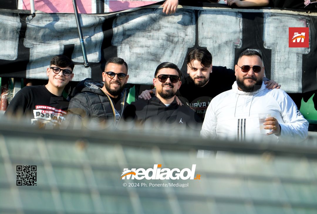 FOTOTIFO Palermo-Como 3-0, gli scatti ai tifosi al “Renzo Barbera” (GALLERY) - immagine 107