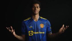 Il Manchester United diventa blu e nero con la terza maglia: nuova pelle, design moderno