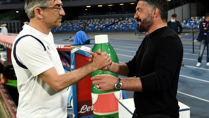 NAPLES, ITALY - MAY 23: Gennaro Gattuso, Head Coach of SSC Napoli shakes hands with Ivan Juric, Head Coach of Hellas Verona prior to the Serie A match between SSC Napoli and Hellas Verona FC at Stadio Diego Armando Maradona on May 23, 2021 in Naples, Italy. Sporting stadiums around Italy remain under strict restrictions due to the Coronavirus Pandemic as Government social distancing laws prohibit fans inside venues resulting in games being played behind closed doors. (Photo by Francesco Pecoraro/Getty Images) Corriere Torino: “Napoli-Torino, aria di sgambetto” - immagine 1