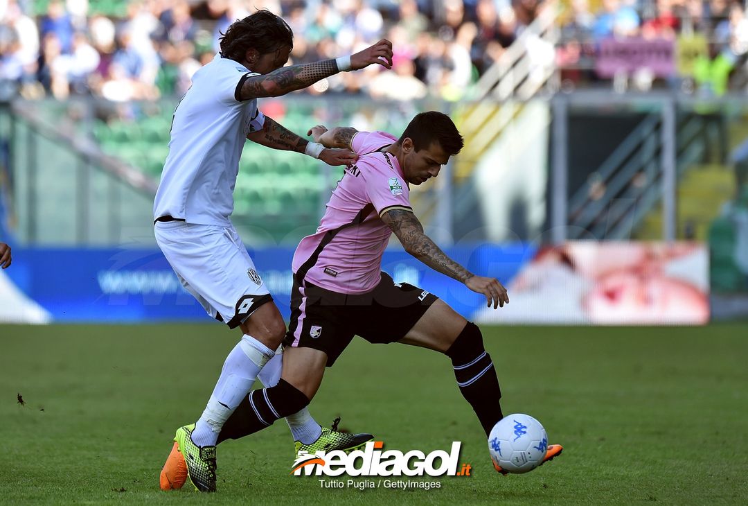  PALERMO, ITALY - MAY 12: Aleksandar Trajkovski (R) of Palermo is challenged by Emanuel Cascione of Cesena during the serie A match between US Citta di Palermo and AC Cesena at Stadio Renzo Barbera on May 12, 2018 in Palermo, Italy.  (Photo by Tullio M. Puglia/Getty Images) 