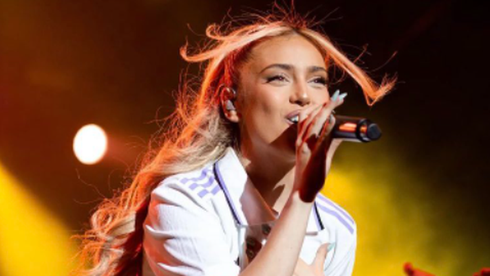 Ana Mena vera tifosa del Real Madrid: festeggia la Champions in concerto con la maglia dei Blancos TIFO REAL
