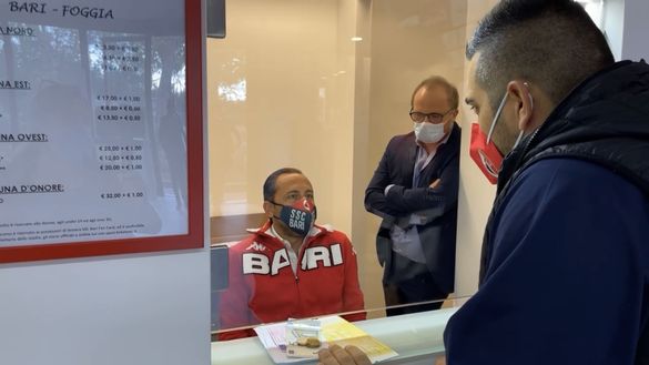Il presidente De Laurentiis ha fatto il cassiere in biglietteria Torna il grande pubblico in C: per Bari-Foggia più di 20 mila spettatori- immagine 2