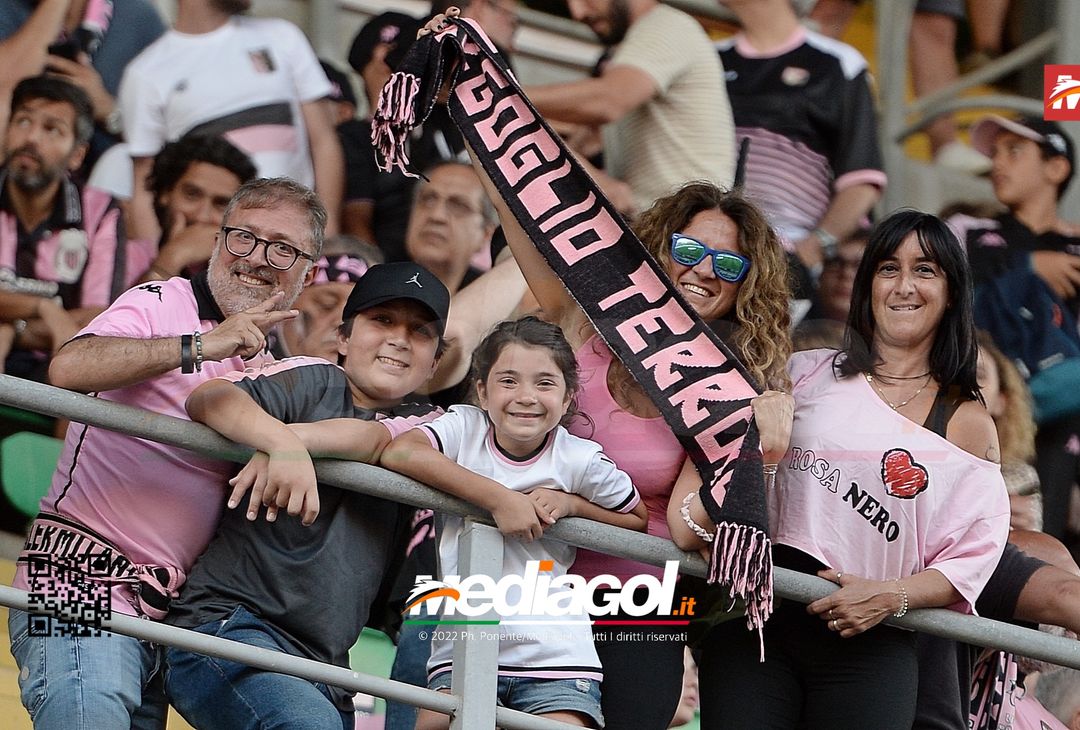 Fototifo, facce da Serie B. I tifosi allo stadio per Palermo-Padova 1-0 - immagine 127