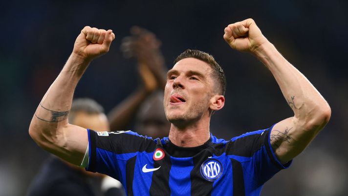 MILAN, ITALY - MAY 16: Robin Gosens of FC Internazionale celebrates the team's victory after the final whistle of the UEFA Champions League semi-final second leg match between FC Internazionale and AC Milan at Stadio Giuseppe Meazza on May 16, 2023 in Milan, Italy. (Photo by Mike Hewitt/Getty Images) Gazzetta: “Una nuova squadra di Bundesliga su Gosens, serve questa cifra per chiudere” - immagine 1