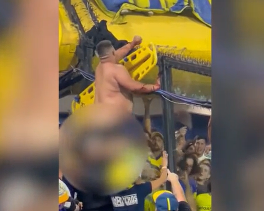 Follia alla Bombonera, tifoso del Boca si getta dal secondo anello e finisce nel filo spinato- immagine 2