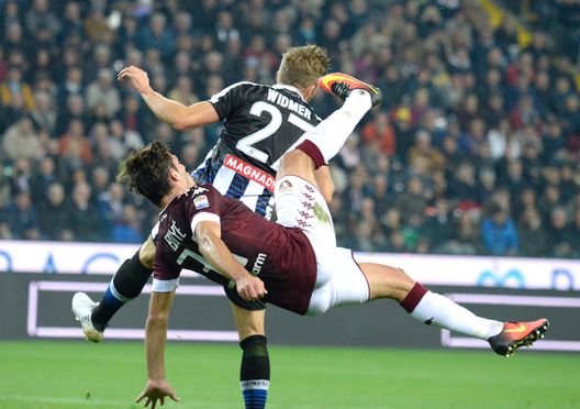  UDINE, ITALY - OCTOBER 31: Silvan Widmer #27 of Udinese Calcio competes with Lucas Boye' of FC Torino during the Serie A match between Udinese Calcio and FC Torino at Stadio Friuli on October 31, 2016 in Udine, Italy. (Photo by Dino Panato/Getty Images) 