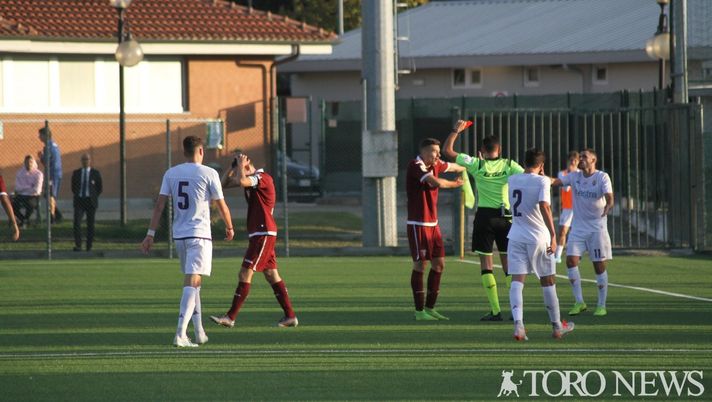 L'espulsione di Onisa nella partita d'andata tra Torino e Fiorentina Primavera terminata 1-1 