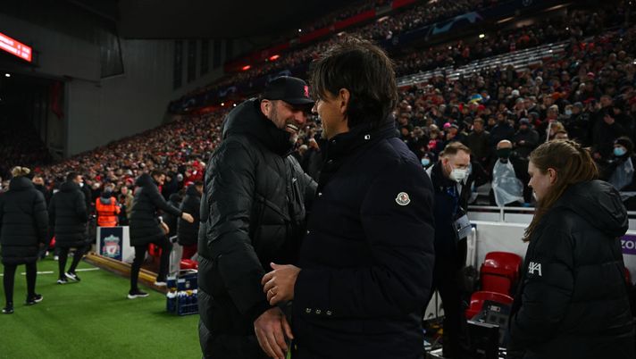 LIVERPOOL, ENGLAND - MARCH 08: Head coach of FC Internazionale Simone Inzaghi shakes hand with head coach of Liverpool FC Jurgen Klopp before the UEFA Champions League Round Of Sixteen Leg Two match between Liverpool FC and FC Internazionale at Anfield on March 08, 2022 in Liverpool, England. (Photo by Mattia Ozbot - Inter/Getty Images) LIVERPOOL, ENGLAND - MARCH 08: Head coach of FC Internazionale Simone Inzaghi shakes hand with head coach of Liverpool FC Jurgen Klopp before the UEFA Champions League Round Of Sixteen Leg Two match between Liverpool FC and FC Internazionale at Anfield on March 08, 2022 in Liverpool, England. (Photo by Mattia Ozbot - Inter/Getty Images)
