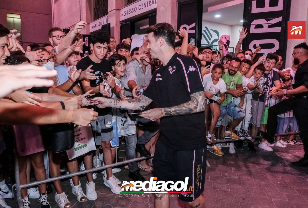 FOTO RITIRO PALERMO, Brunori e l’incontro con i tifosi al Barbera (Gallery) - immagine 43