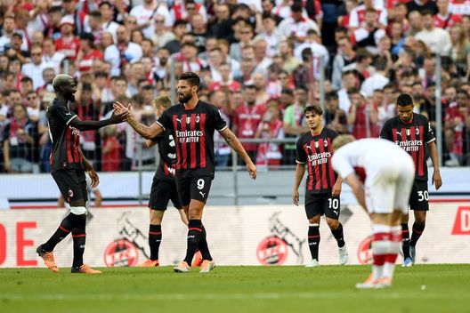 Olivier Giroud (attaccante AC Milan) esulta per un suo gol nell'amichevole Colonia-Milan | News (Getty Images) Olivier Giroud AC Milan Colonia Milan