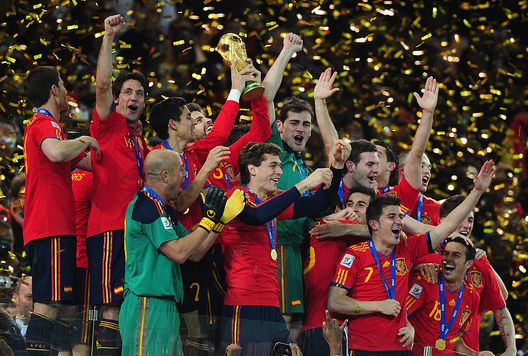 JOHANNESBURG, SOUTH AFRICA - JULY 11: Gerard Pique of Spain (C), and the Spain team celebrate victory with the World Cup trophy following the 2010 FIFA World Cup South Africa Final match between Netherlands and Spain at Soccer City Stadium on July 11, 2010 in Johannesburg, South Africa. (Photo by Clive Mason/Getty Images) Storie di Campioni: Del Bosque e il 2010: “Mi tremavano le gambe, sapevamo di avere una grande occasione”- immagine 1