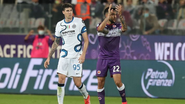 FLORENCE, ITALY - SEPTEMBER 21: Nicolas Gonzalez of ACF Fiorentina applauds ironically in the direction of referee Michael Fabbri during the Serie A match between ACF Fiorentina v FC Internazionale on September 21 in Florence, Italy.  (Photo by Gabriele Maltinti/Getty Images) 