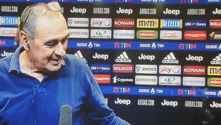 ? FOTO – Che siparietto per Sarri: Szczesny interviene nell’intervista… e gli dà una sigaretta - immagine 1