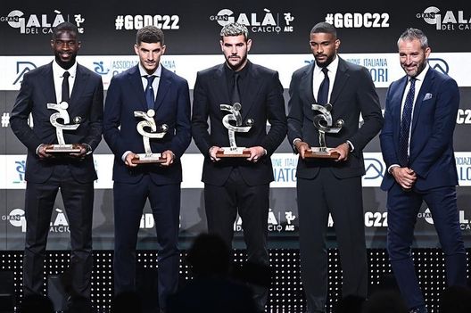 FOTO Di Lorenzo: “Ringrazio tutti per avermi aiutato a vincere questo premio”- immagine 2