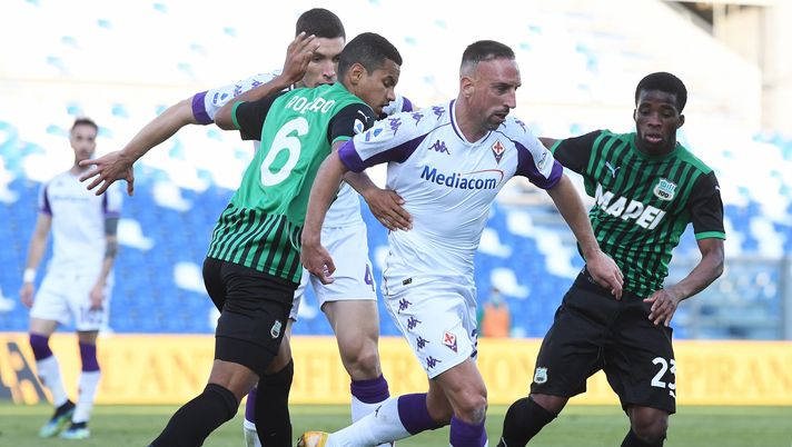 REGGIO NELL'EMILIA, ITALY - APRIL 17: Franck Ribery of ACF Fiorentina  is put under pressure by Rogerio (L) and Hamed Junior Traore (R) of Sassuolo  during the Serie A match between US Sassuolo  and ACF Fiorentina at Mapei Stadium - Citta del Tricolore on April 17, 2021 in Reggio nell'Emilia, Italy. Sporting stadiums around Italy remain under strict restrictions due to the Coronavirus Pandemic as Government social distancing laws prohibit fans inside venues resulting in games being played behind closed doors. (Photo by Alessandro Sabattini/Getty Images) 
