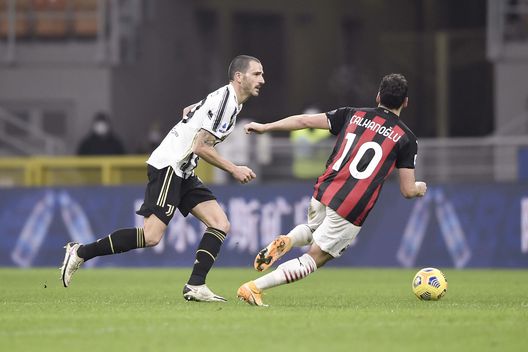 Calhanoglu del Milan in pressing su Bonucci della Juventus Calhanoglu del Milan in pressing su Bonucci della Juventus