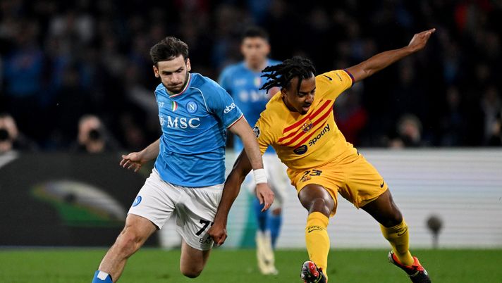 NAPLES, ITALY - FEBRUARY 21: Khvicha Kvaratskhelia of SSC Napoli battles for possession with Jules Kounde of FC Barcelona during the UEFA Champions League 2023/24 round of 16 first leg match between SSC Napoli and FC Barcelona at Stadio Diego Armando Maradona on February 21, 2024 in Naples, Italy. (Photo by Francesco Pecoraro/Getty Images) Kvara, l’ingaggio è irrisorio rispetto ai 10 milioni di Osimhen – Sportmediaset - immagine 1