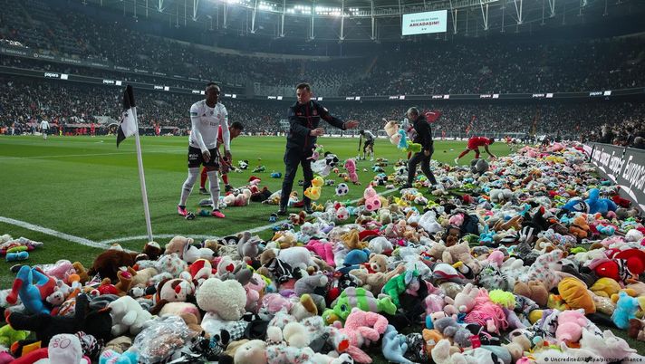 Turchia, gli ultras lanciano in campo…migliaia di peluche per bimbi - immagine 1