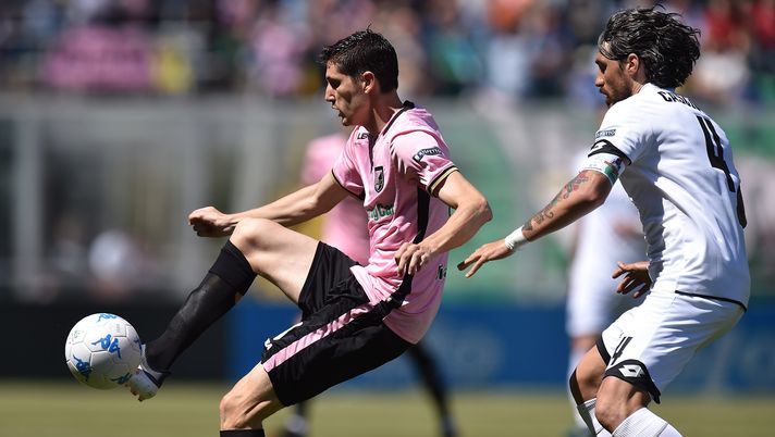 PALERMO, ITALY - MAY 12:  Stefano Moreo (L) of Palermo is challenged by Emanuel Cascione of Cesena during the serie A match between US Citta di Palermo and AC Cesena at Stadio Renzo Barbera on May 12, 2018 in Palermo, Italy.  (Photo by Tullio M. Puglia/Getty Images)  PALERMO, ITALY - MAY 12:  Stefano Moreo (L) of Palermo is challenged by Emanuel Cascione of Cesena during the serie A match between US Citta di Palermo and AC Cesena at Stadio Renzo Barbera on May 12, 2018 in Palermo, Italy.  (Photo by Tullio M. Puglia/Getty Images)