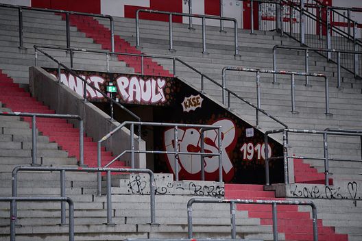 (Photo by Oliver Hardt/Getty Images) St. Pauli, passi per le luci rosse: ma il presidente storico nazista anche no…- immagine 2