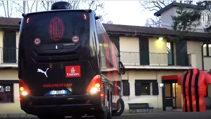 Il Milan lascia Milanello in pullman, @acmilan