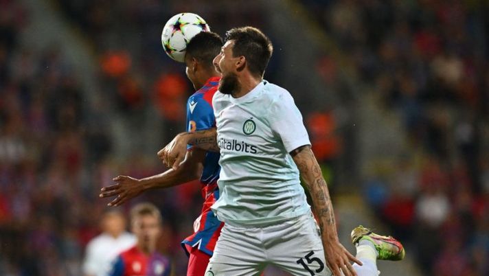 Viktoria Plzen's Colombian midfielder Jhon Mosquera (Back) and Inter Milan's Italian defender Francesco Acerbi vie for the ball during the UEFA Champions League Group C football match between Viktoria Plzen and Inter Milan in Plzen on September 13, 2022. (Photo by Joe Klamar / AFP) (Photo by JOE KLAMAR/AFP via Getty Images) Inter, Gazzetta: “Acerbi vede pure Udine ed è pronto a ‘sdoppiarsi’ per Inzaghi” - immagine 1