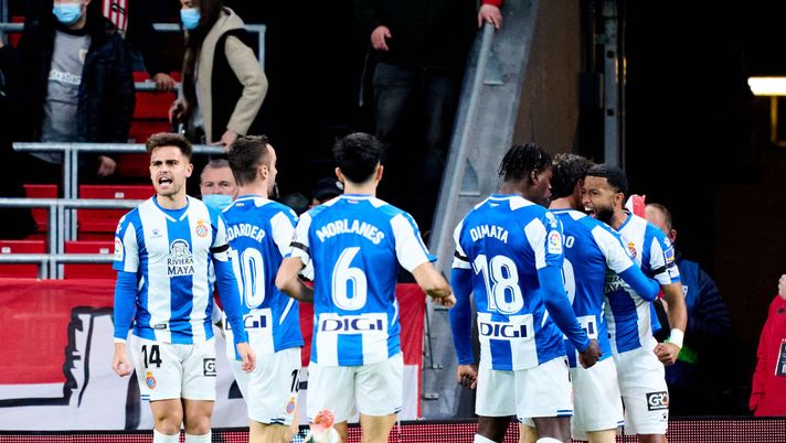 BILBAO, SPAIN - FEBRUARY 07: Tonny Vilhena of RCD Espanyol celebrates after scoring his team's second goal during the LaLiga Santander match between Athletic Club and RCD Espanyol at San Mames Stadium on February 07, 2022 in Bilbao, Spain. (Photo by Juan Manuel Serrano Arce/Getty Images) Polemiche Espanyol e riscatto Barça, strade incrociate prima del derby - immagine 1