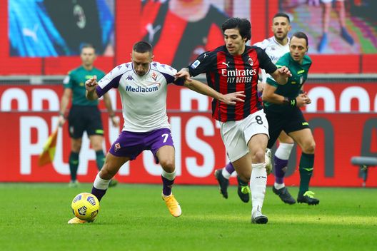 Ribery della Fiorentina protegge il pallone dall'attacco di tonali del Milan Ribery della Fiorentina protegge il pallone dall'attacco di tonali del Milan