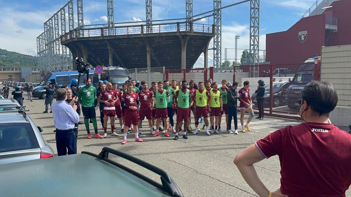 Torino, cinquecento tifosi al Filadelfia: i giocatori escono dai cancelli 