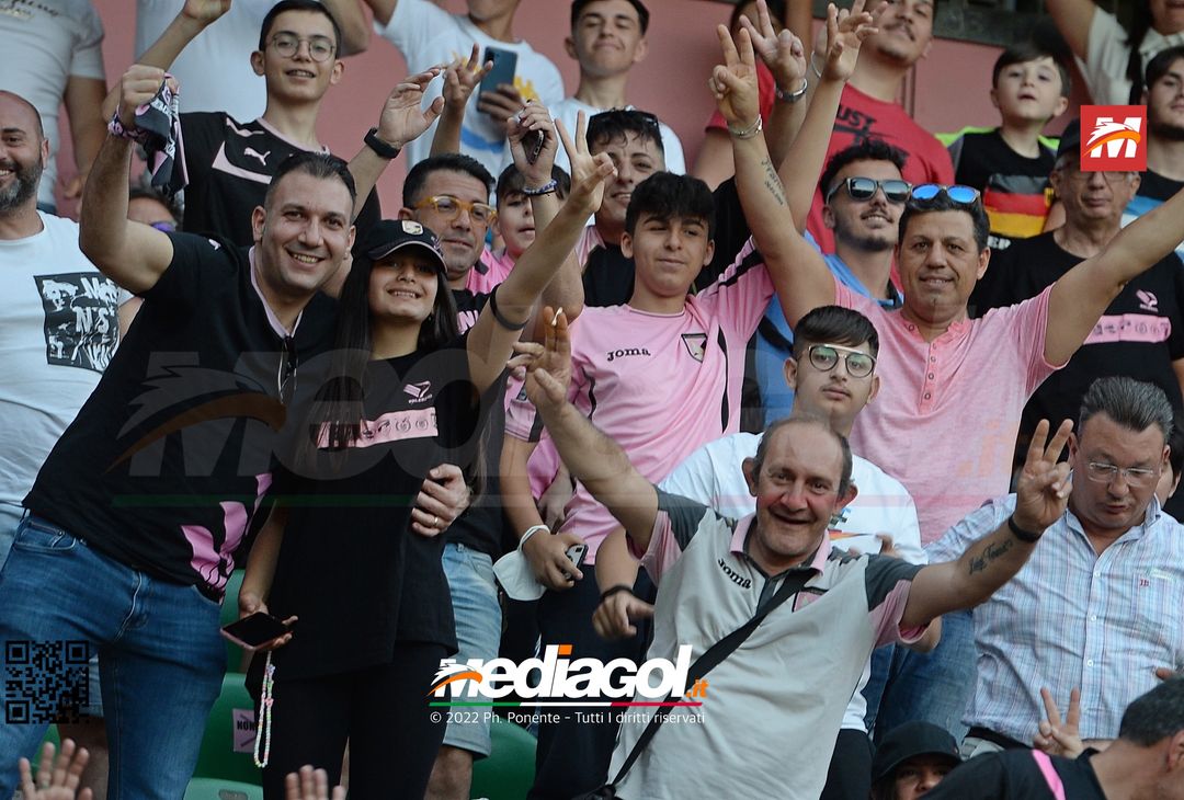 Fototifo, i tifosi allo stadio per Palermo-Feralpisaló 1-0 (gallery) - immagine 120