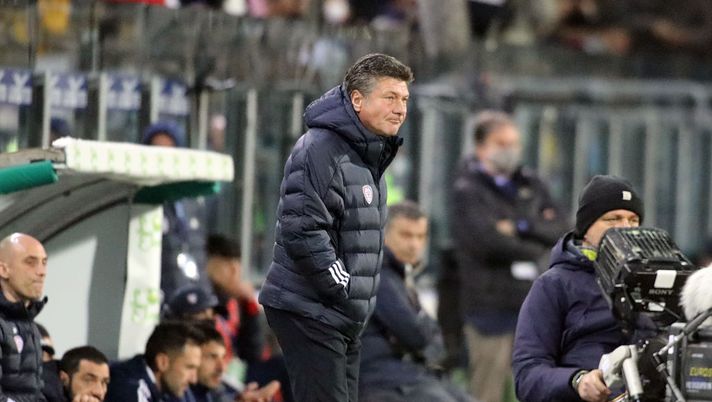 CAGLIARI, ITALY - APRIL 09: Cagliari's coach Walter Mazzarri reacts during the Serie A match between Cagliari Calcio v Juventus on April 09, 2022 in Cagliari, Italy. (Photo by Enrico Locci/Getty Images) Cagliari, Mazzarri: “Siamo stati sfortunati, il pareggio risultato più giusto” - immagine 1