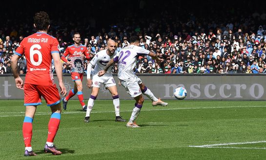 NAPLES, ITALY - APRIL 10: Nicolas Gonzalez of Fiorentina scores their sides first goal during the Serie A match between SSC Napoli and ACF Fiorentina at Stadio Diego Armando Maradona on April 10, 2022 in Naples, Italy. (Photo by Francesco Pecoraro/Getty Images) NAPLES, ITALY - APRIL 10: Nicolas Gonzalez of Fiorentina scores their sides first goal during the Serie A match between SSC Napoli and ACF Fiorentina at Stadio Diego Armando Maradona on April 10, 2022 in Naples, Italy. (Photo by Francesco Pecoraro/Getty Images)